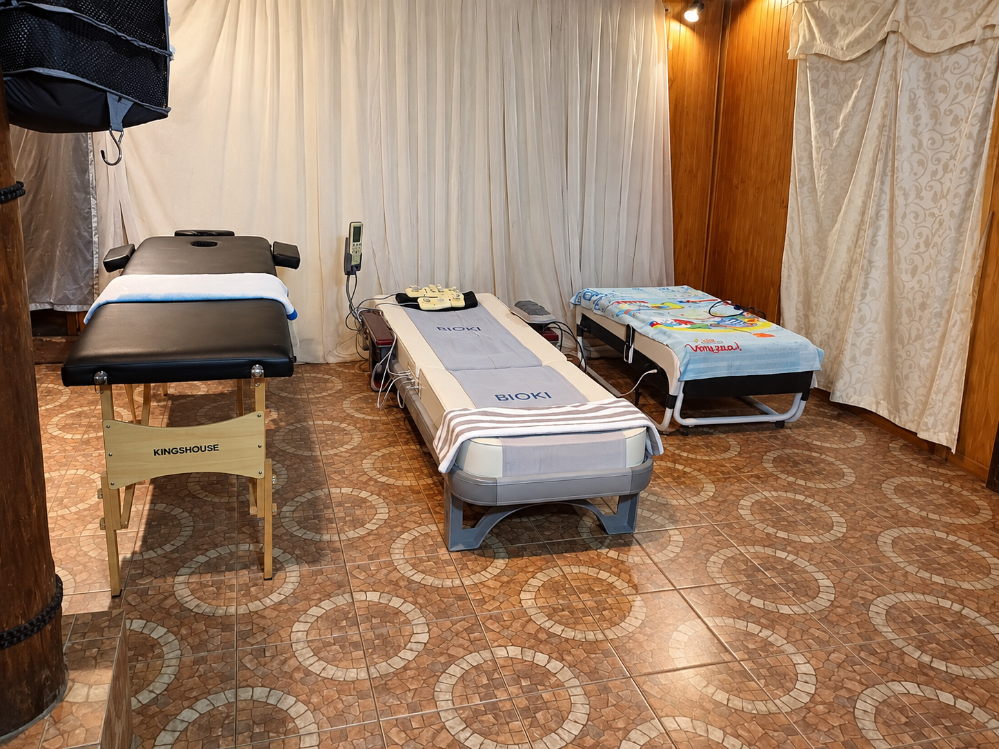 Cama masajeadora con piedras de jade en Mary SPA Paine